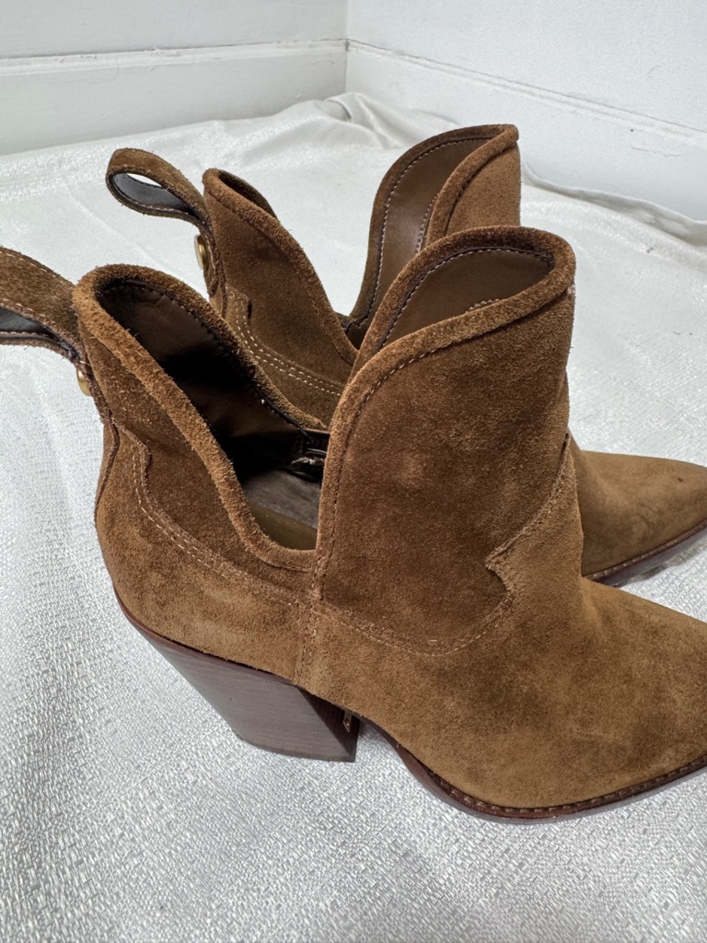 Vince Camuto Brown Suede Ankle Boots Pointed toe Block Heel Western Booties 7 - Picture 7 of 9
